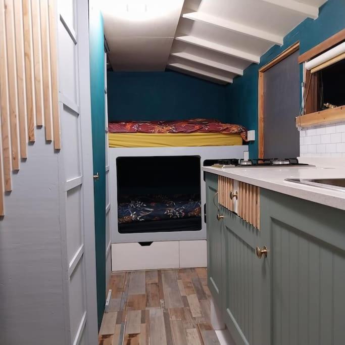Tiny - With Private Shower In Separate Outbuilding Apartment Nottingham