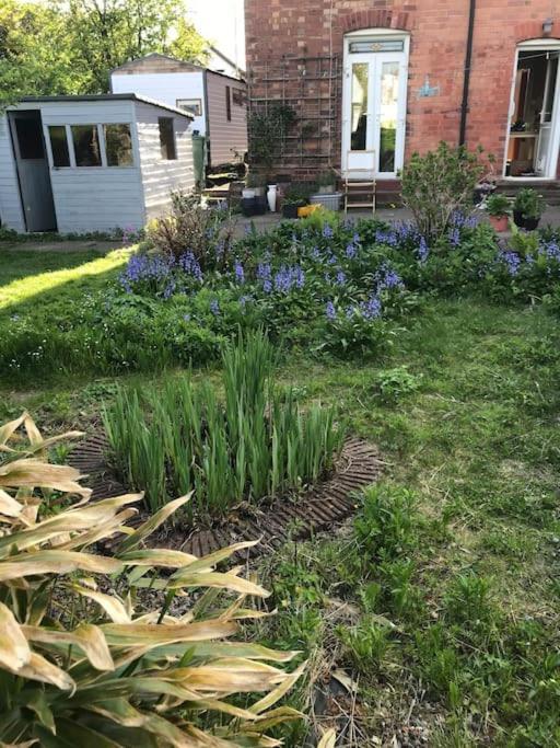 Apartment Tiny - With Private Shower In Separate Outbuilding Nottingham